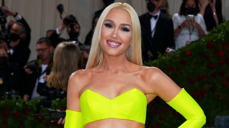 Gwen Stefani's Real Hair Color Isn't Platinum Blonde, and We're Shocked