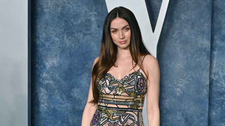 Ana De Armas Looks Stunning Even Without Makeup
