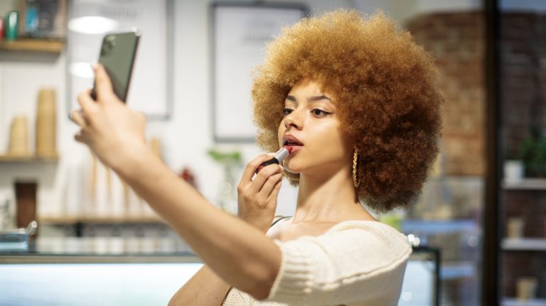 Youthful Appearance? Try These 3 Makeup Tips to Achieve a More Mature Look