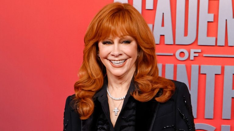 Reba McEntire's Natural Hair Transformation: A Stunning Change