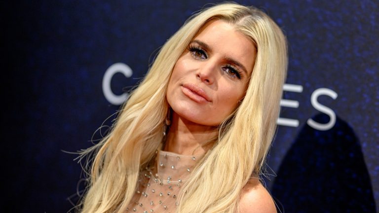 Jessica Simpson's Natural Hair Isn't Platinum Blonde & We're Astonished