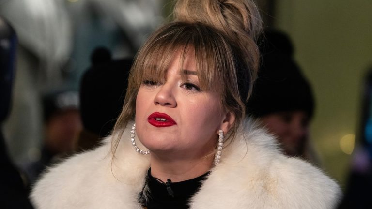 Kelly Clarkson's Controversial Outfits Spark Debate