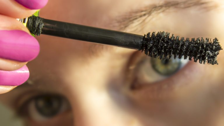 Mascara Shades to Enhance Green Eyes (Without Using Black)